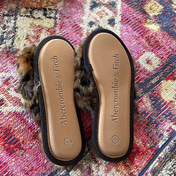 Abercrombie & Fitch Leopard Furry Slippers Size 6/7 - Picture 6 of 6
